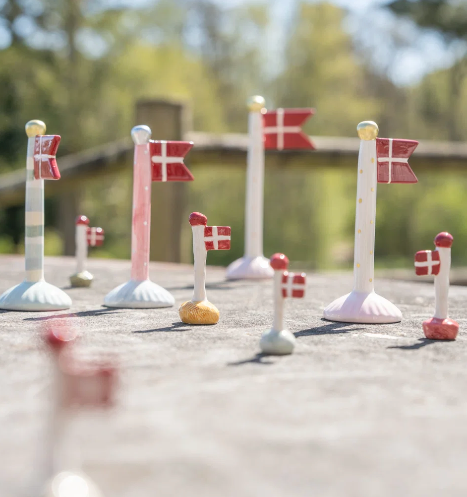 Speedtsberg – Højt Bordflag I Keramik